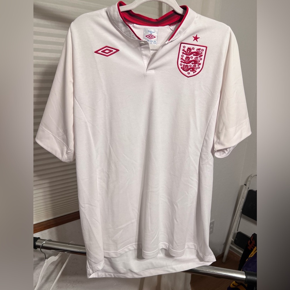 Super Nice Authentic Umbro Jersey
"England" Mens Size 44 / XL